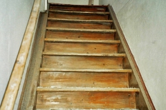 Der Treppenaufgang zur ersten Etage nach Gebäudekauf 2006.