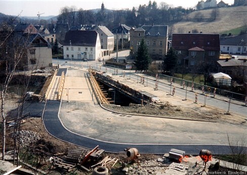 20. April 1996. Behelfsbrücke und Fahrbahn sind fertiggestellt.