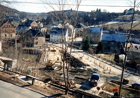 27. März 1996. Da Einsiedel zu diesem Zeitpunkt zum Landkreis Stollberg gehört, war das Straßenbauamt Zwickau als Auftraggeber zuständig, wenn auch die Initiative zum Neubau von der Gemeindeverwaltung Einsiedel ausging.