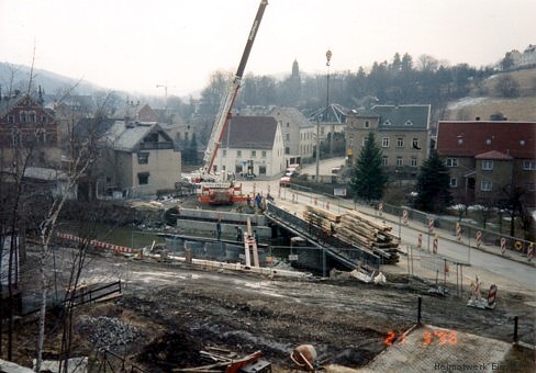 21. März 1996. Baubeginn der Behelfsbrücke. Vom Grundstück Hauptstraße 67 (Zauge) wurde für die Dauer der Baumaßnahmen ein größeres Teilstück als Fahrbahn und Brückenauflage genutzt.