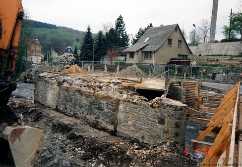 5. Mai 1996. Der Mittelpfeiler. Die neue Brücke wird ohne einen solchen auskommen.