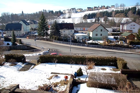 Blick von der Berggasse auf die Doktorbrücke, 1. März 2009. Im Vordergrund auch ein Teil des Grundstücks Hauptstraße 61. Dort wo die Einfahrt zwischen der Hecke ist, auf der Fläche die jetzt noch mit Schnee bedeckt ist, stand einstmals das Haus von Dr. Ehinger, dem Namenspaten der Brücke.