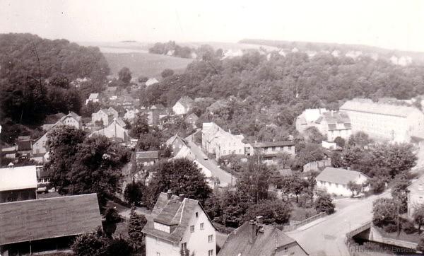 Die Rosenstraße mit Einmündung in die Einsiedler Neue Straße von Turm des Brauhauses aus aufgekommen. Links 1975, rechts am 15. Juni 2008. (Foto links: Peter Hollstein)