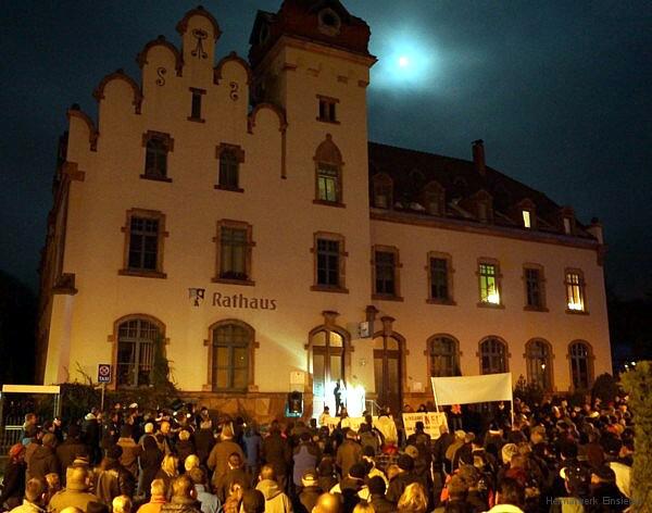 Das Einsiedler Rathaus, davor eine Demo gegen die geplante EAE am 25.11.15