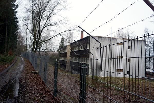 Stacheldraht am Asylantenheim.