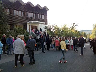 Vor der Turnhalle der F+U kurz vor der Bürgerversammlung der Landesdirektion in Einsiedel