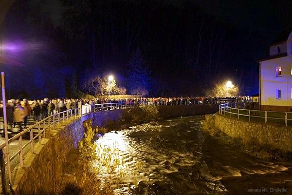 Foto von Marschteilnehmern Wexbrücke.