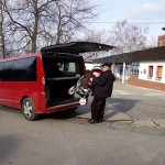 Busfahrer hebt syrischen Buggy in das Fahrzeug, während der Syrer keinen Finger rührt.