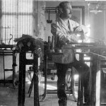 Richard Beckert in seiner Werkstatt. Die 1920er Jahre.