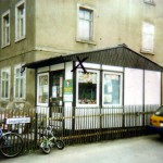 Zeitungskiosk am Gebäude Einsiedler Haupttraße 64.