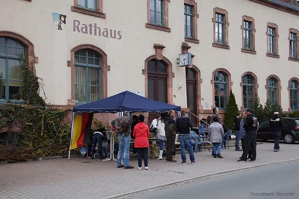 Der Infostand vor dem Einsiedler Rathaus am Ostersonntag.