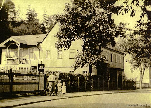 Der Kempe-Maler in der Einsiedler Hauptstraße 124 in den 1930er Jahren. Aufgang zur Heim des Stahlhelms.