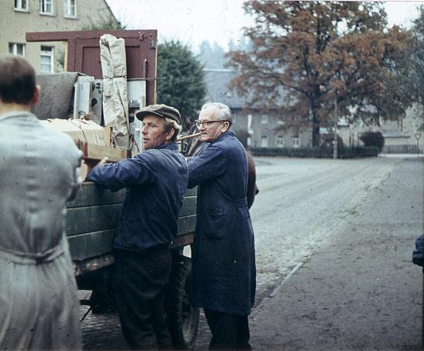 Verladen der Dorfkirmes durch Adolf Kienert und Erich Parthey