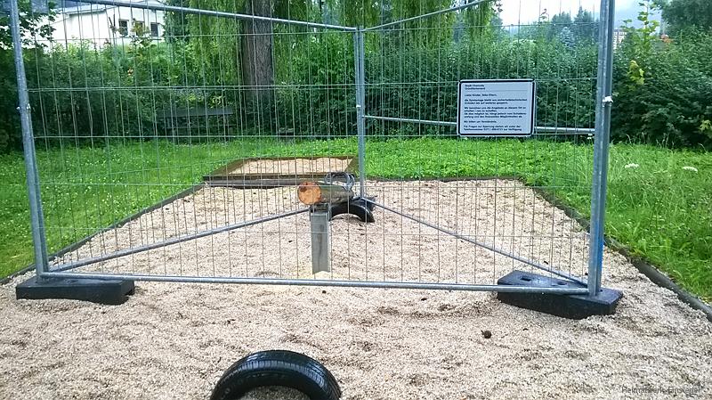 Abgesägte Schaukel im Walter-Wieland-Hain