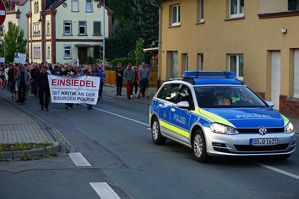 Polizeifahrzeug vor dem Schweigemarsch