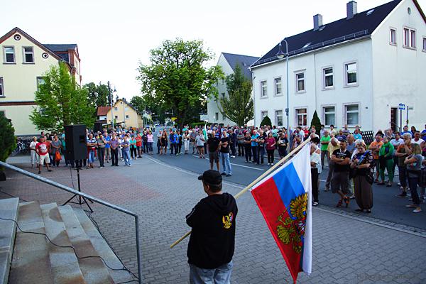 Demoteilnehmer vor der Rathaus in Einsiedel am 31.08.16