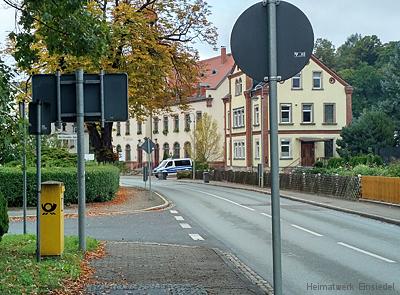 Polizeifahrzeug vorm Einsiedler Rathaus