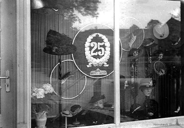 Schaufenster Putzgeschäft Lahr 1937