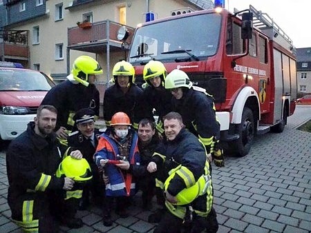 Lukas mit Kameraden der FFW Einsiedel