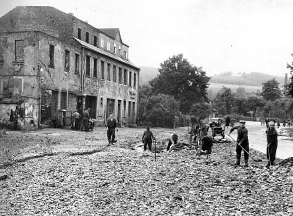 Einsiedel Juli 1954. Aufräumen nach dem Hochwasser.