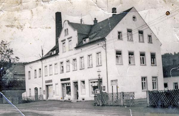 Läden in der Hauptstr. 97 um 1930.