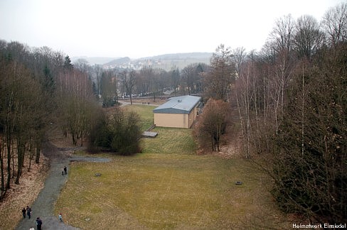 Die Pumpenhalle von der Staumauer aus gesehen 2009
