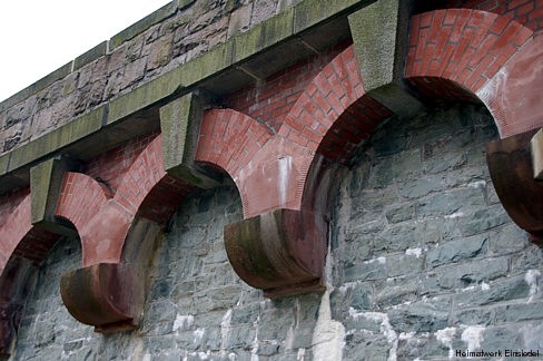 Schmuckbögen an der Staumauer