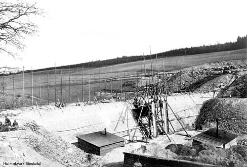 Staumauer im Bau (Außenseite)