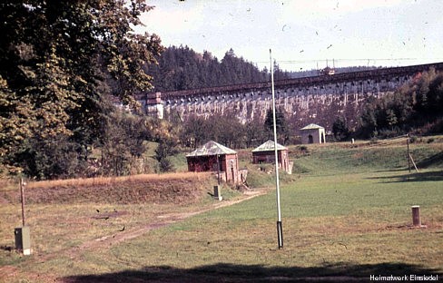 Staumauer und Filterhäuschen Ende der 1950er Jahre.