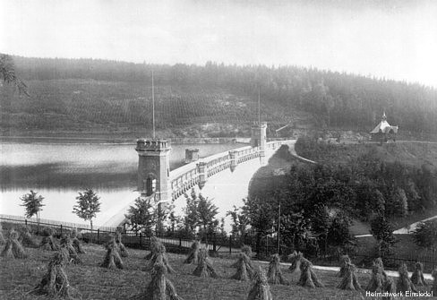 Heupuppen vor der Staumauer