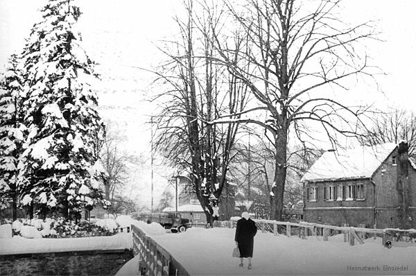 Frau auf Oberförsterbrücke