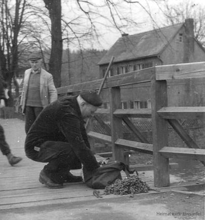 Geländer und Bauarbeiter in den 1950er Jahren.
