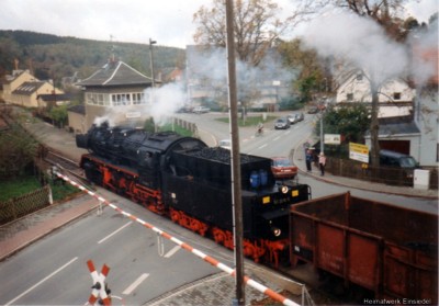 Dampflok mit Güterzug auf dem Bahnübergang Ortsmitte