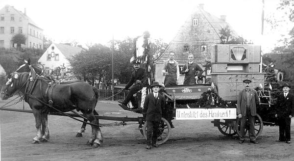 Festwagen auf dem Plan