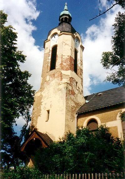 Beschädigter Außenputz an der Berbisdorfer Kirche.