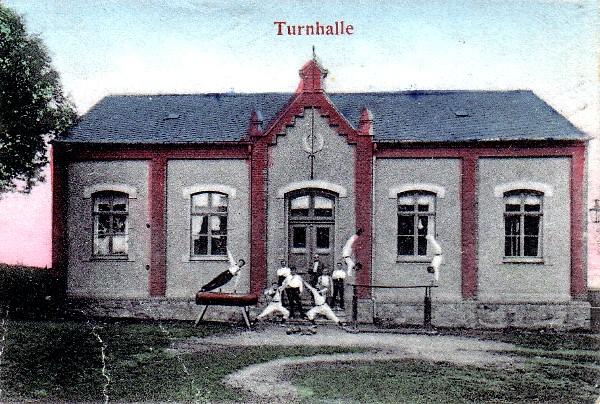 Die berbisdorfer Turnhalle gegenüber dem Lehngericht.