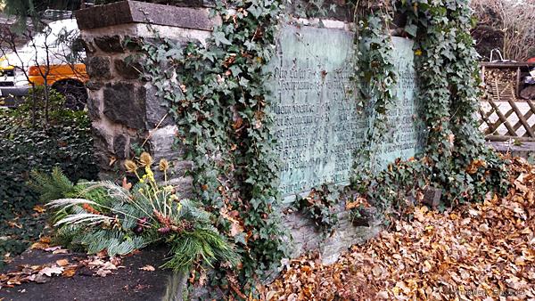 Spärlicher Schmuck am Kriegerdenkmal Berbisdorf 2015