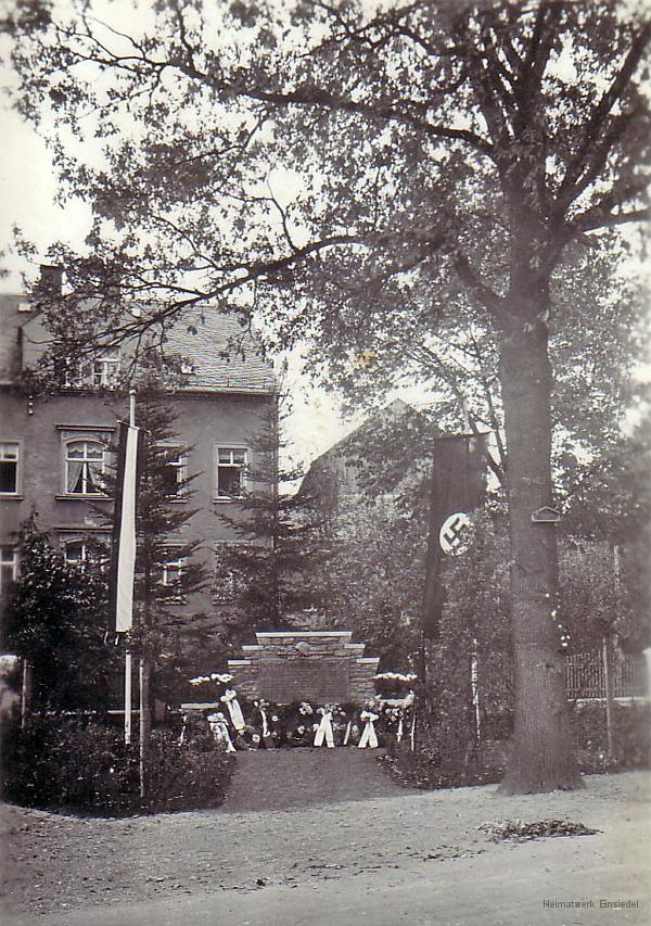 Kriegerdenkmal Berbisdorf mit Fahnenschmuck