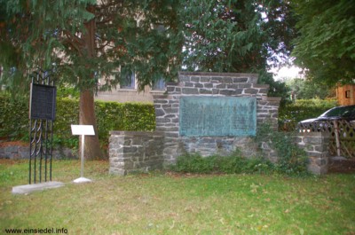 Sedantafel, Ersatzschild und Kriegerdenkmal Berbisdorf am 01.09.2007.