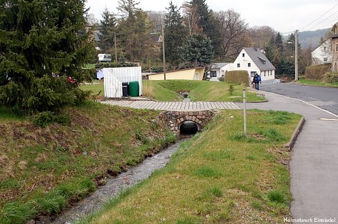 Offen gelegter Bach an der Berbisdorfer Straße