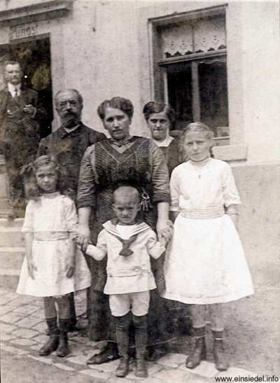 Wirtsfamilie um 1918