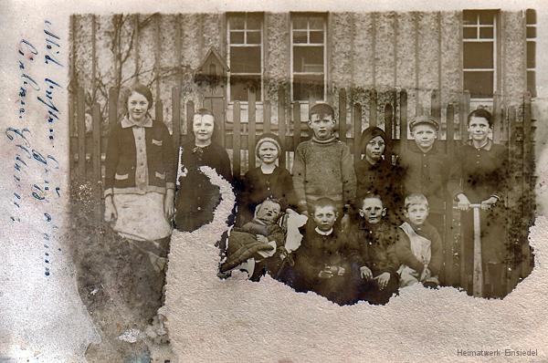 Kinder vor dem Reichelhaus Berbisdorfer Straße 64 in Einsiedel 1923