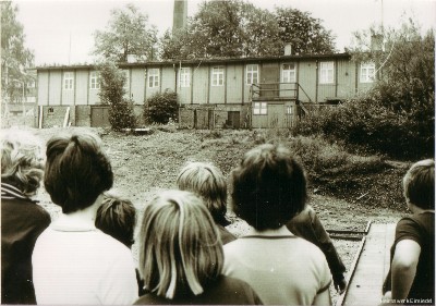 Baracke und Kinder