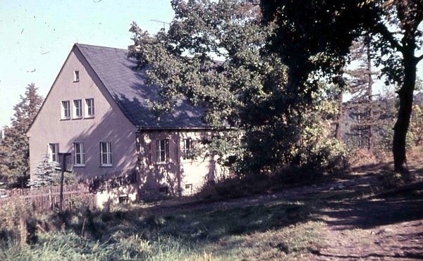 Krankenstation des Einsiedler Pionierlagers von der Waldseite aus.