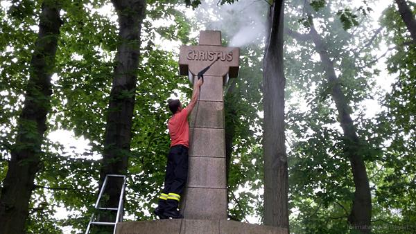 Reinigung Kriegerdenkmal Einsiedel 2016