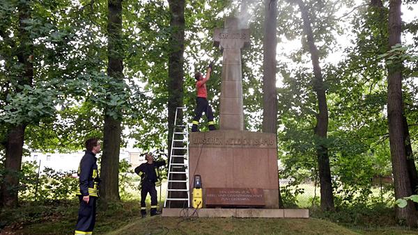 Reinigung Kriegerdenkmal Einsiedel 2016