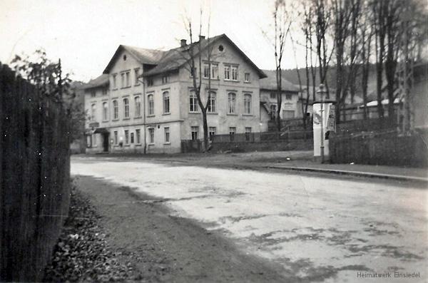 Kaiserhof Einsiedel mit umgesetzter Litfasssäule.