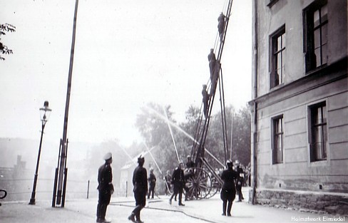 Löschübung Feuerwehr Einsiedel an der Schule im Dritten Reich