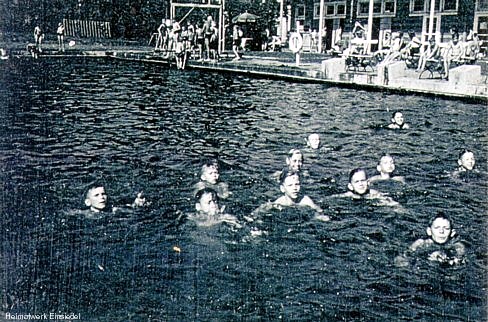 Sommerbad Einsiedel 1944: KLV-Schüler im Becken