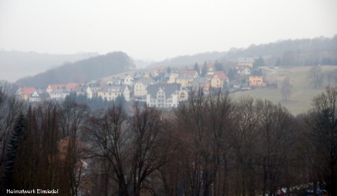 Siedlung von der Staumauer aus fotografiert